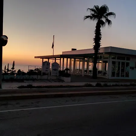 Frontemare Faleria Oda ve Kahvaltı Porto SantʼElpidio