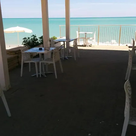 לינה וארוחת בוקר Frontemare Faleria