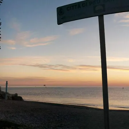 לינה וארוחת בוקר Frontemare Faleria 3*