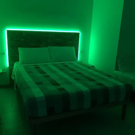 לינה וארוחת בוקר Frontemare Faleria 3*