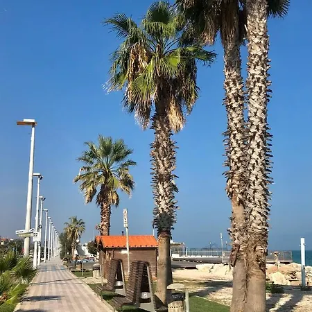 לינה וארוחת בוקר Frontemare Faleria Porto SantʼElpidio