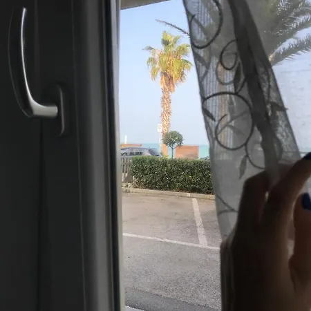לינה וארוחת בוקר Frontemare Faleria
