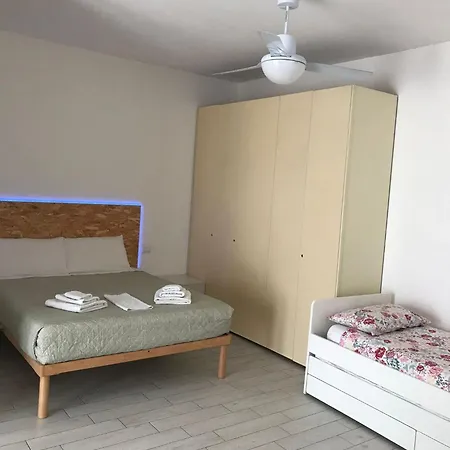 לינה וארוחת בוקר Frontemare Faleria 3*