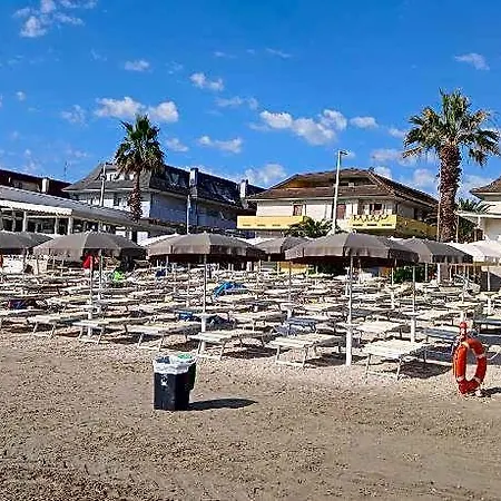 לינה וארוחת בוקר Frontemare Faleria Porto SantʼElpidio