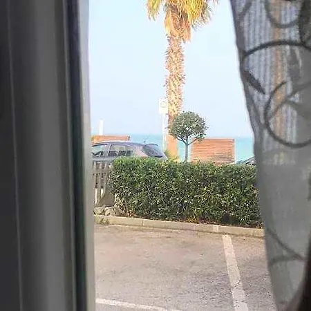 לינה וארוחת בוקר Frontemare Faleria Porto SantʼElpidio